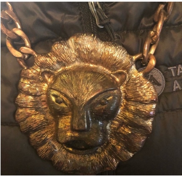Jewelry - Lion face vintage enormous lion heavy necklace. Makes quite a statement